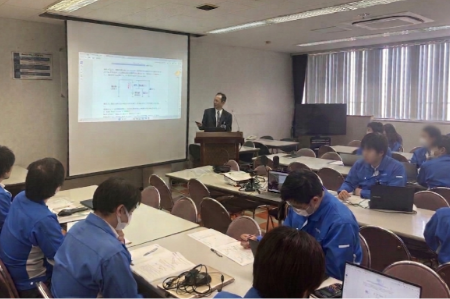 電気・高周波基礎教育の様子